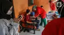 Petugas medis mengecek kesehatan warga sebelum divaksin COVID-19 di Bogor, Jawa Barat, Rabu (14/7/2021). Metode vaksinasi door to door telah mampu meningkatkan partisipasi vaksinasi karena dapat menjangkau keluarga yang belum mempunyai akses dan takut keluar rumah. (Liputan6.com/Faizal Fanani)