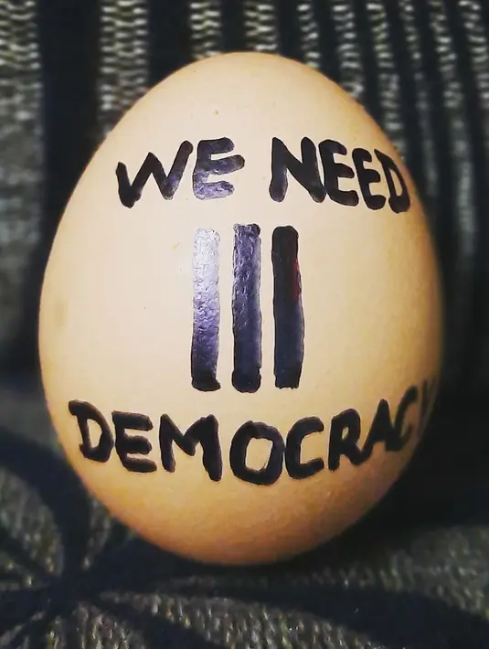 Telur yang dihiasi dengan desain untuk mendukung pengunjuk rasa yang berdemonstrasi menentang kudeta militer di Myanmar, bertepatan dengan Minggu Paskah pada 4 April 2021. Demonstran di Myanmar ramai-ramai membuat telur Paskah bergambar simbol perlawanan. (Handout/FACEBOOK/AFP)