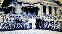 Presiden Sukarno berfoto bersama di Pendopo Bupati Kabupaten Bireuen, 18 Juni 1948, tempat dia berkantor selama sepekan. (Ist)