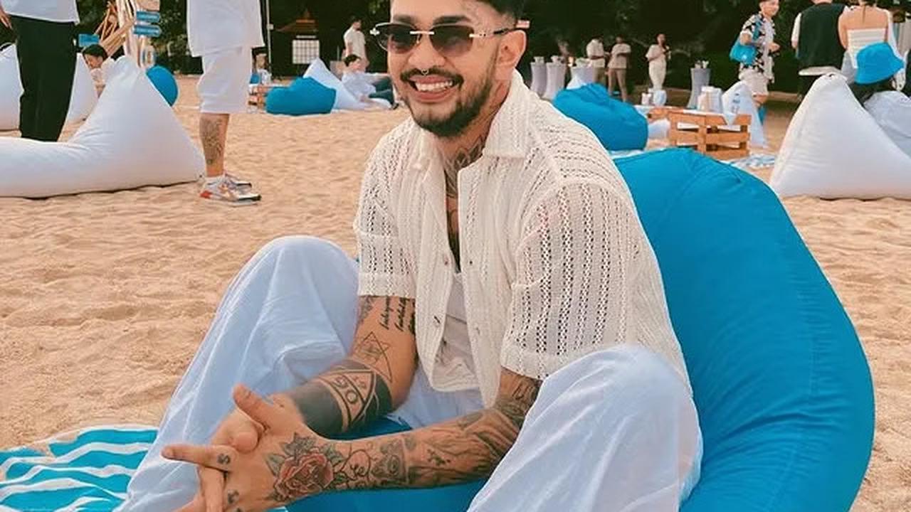 Onadio Leonardo sedang di pantai