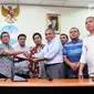 Mantan Komandan Tim Mawar Mayjen Purnawirawan Chairawan (empat kanan) ditemani tim kuasa hukumnya memberi keterangan pers di Jakarta, Selasa (11/6/2019). Chairawan mengadukan Majalah Tempo ke Dewan Pers. (Liputan6.com/JohanTallo)