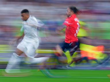 Pemain Real Madrid, Kylian Mbappe, menggiring bola saat melawan Osasuna pada laga pekan perdana La Liga di Stadion di Santiago Bernabeu, Rabu (20/8/2025) dini hari WIB. (AP Photo/Manu Fernandez)
