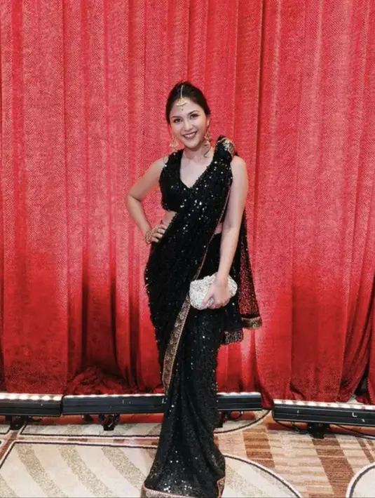 <p>Jessica Mila juga memilih kain sari India dengan nuansa blink-blink yang begitu stylish dan glamor. [Foto: Instagram/ Jessica Mila]</p>