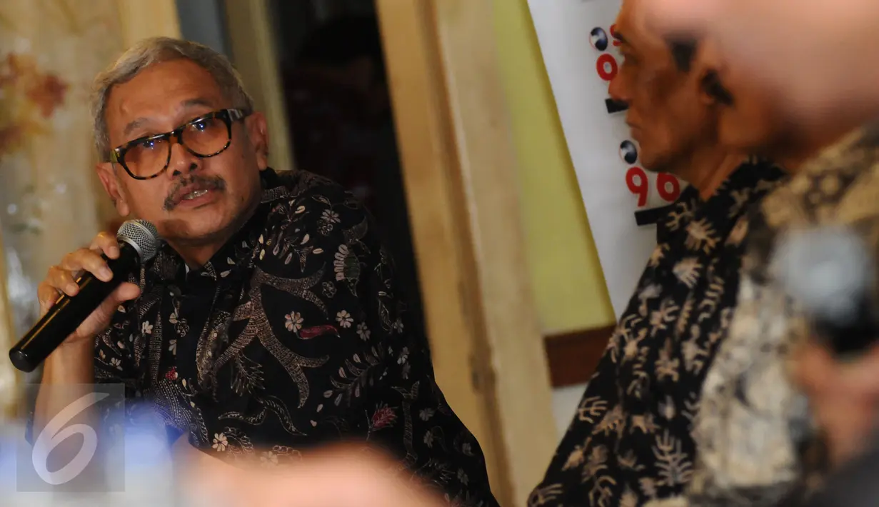 Pengamat Energi, Fathurahman memberikan pernyataan pada diskusi Gaduh Blok Masela di Jakarta, Sabtu (2/1/2016). Menurut kajian Berdikari Center, banyak peluang hilang jika pengembangan gas dilakukan di laut. (Liputan6.com/Helmi Fithriansyah) 