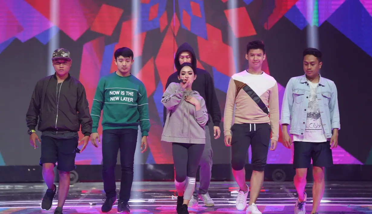 Penyanyi asal Bogor diantara para penari latar yang akan mendampingi. Ajang bergengsi ini akan disiarkan langsung dari Studio 6 Emtek City, Daan Mogot, Jakarta Barat. (Nurwahyunan/Bintang.com)