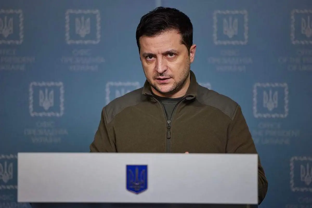 Dilelang, Jaket Hijau Army Ikonis Presiden Ukraina Volodymyr Zelensky Berhasil Terjual Rp1,6M