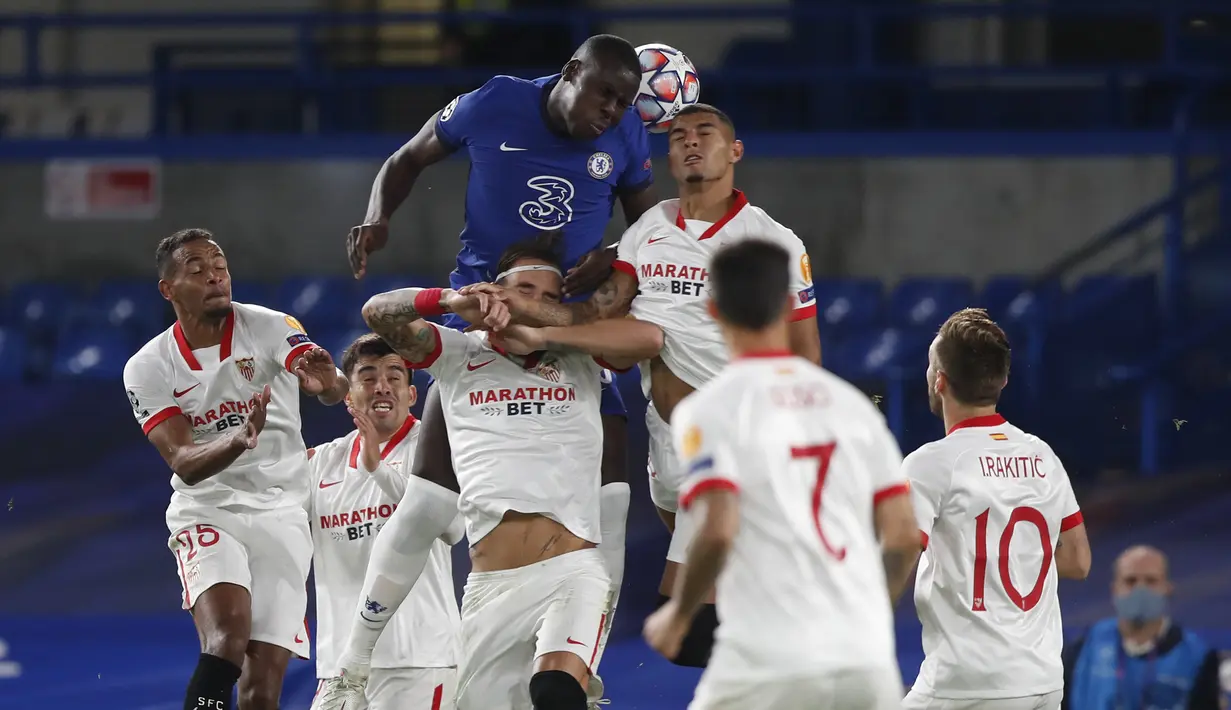 Bek Chelsea, Kurt Zouma, berebut bola atas dengan bek Sevilla, Diego Carlos, pada laga Grup E Liga Champions 2020/2021 di Stamford Bridge, Rabu (21/10/2020) dini hari WIB. Chelsea bermain imbang 0-0 atas Sevilla. (AFP/Alastair Grant/pool)