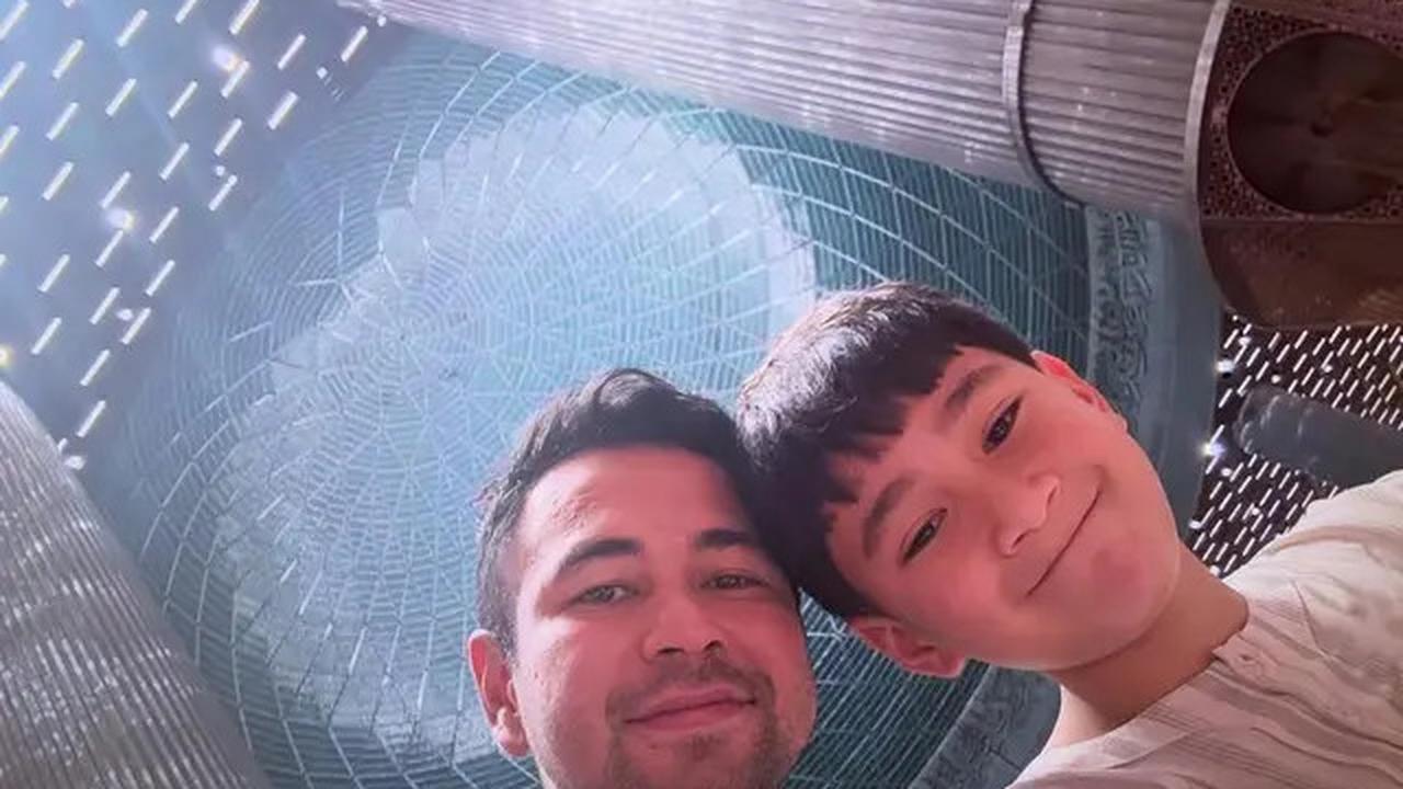 6 Potret Raffi Ahmad Itikaf di Masjid Istiqlal Ajak Nagita dan Rafathar, Bertemu Menteri Agama