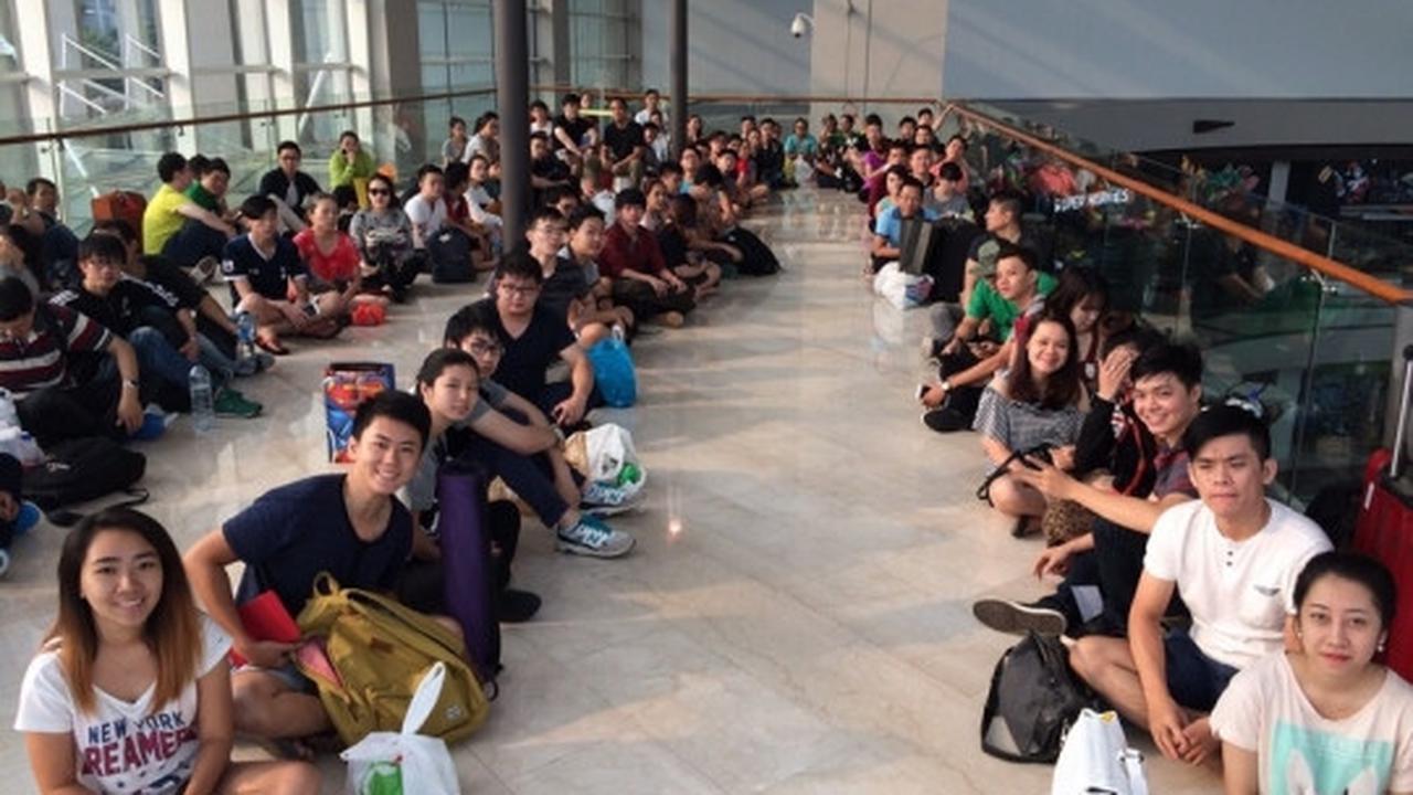 Tak peduli kabut asap, warga Singapura antusias antre iPhone 6s