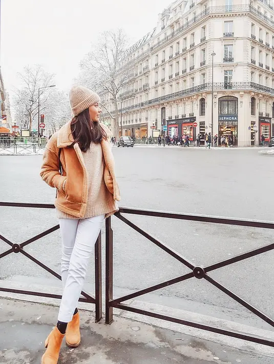 (Kalau yang satu ini, Alyssa mengenakan baju hangat yang warnanya senada dengan sepatu bootsnya. Penampilannya makin kece dengan beanie yang juga berwarna cokelat. (Instagram/alysssadaguise)