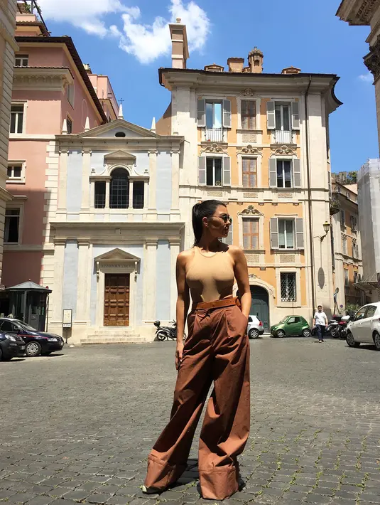 Sumber tersebut pun kini membocorkan apa yang tengah menjadi fokus Kourtney saat ini. (instagram/kourtneykardash)