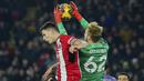 Kiper Liverpool, Caoimhin Kelleher (kanan) berhasil menangkap bola dari ancaman bek Sheffield United, Anel Ahmedhodzic pada laga pekan ke-15 Liga Inggris 2023/2024 di Bramall Lane, Sheffield, Kamis (7/12/2023) dini hari WIB. (AP Photo/Jon Super)
