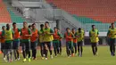 Sejumlah pemain berlari jelang mengikuti seleksi timnas Indonesia tahap pertama di Stadion Pakansari, Kab Bogor, Selasa (9/8). Timnas Indonesia bakal berlaga di AFF Cup 2016, 19 November hingga 17 Desember mendatang. (Liputan6.com/Helmi Fithriansyah)