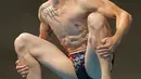 Atlet loncat indah Prancis, Matthieu Rosset bersaing selama final springboard 3 meter putra dalam Kejuaraan Akuatik Dunia di London, Inggris, (13/5/2016). (REUTERS / Andrew Boyers)