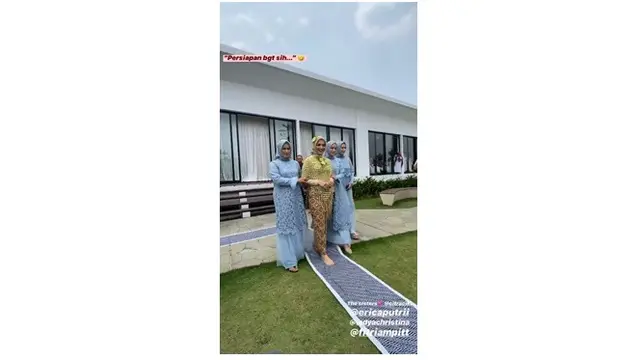 Prosesi siraman ini dihadiri oleh keluarga Citra Kirana dan Rezky Aditya.