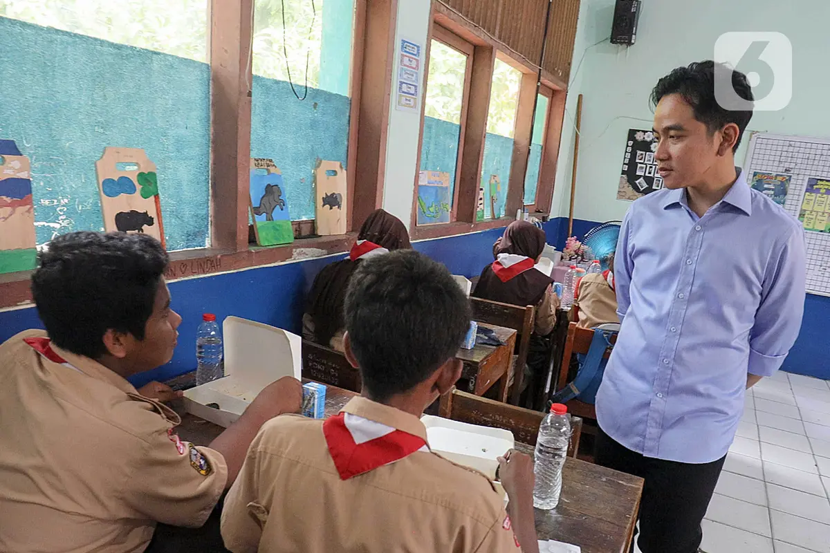 Wapres Gibran Rakabuming Raka Tinjau Langsung Uji Coba Program Makan Bergizi Gratis di SMPN 270 Jakarta
