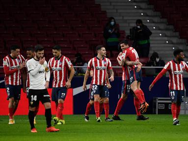 Penyerang Atletico Madrid, Angel Correa (kedua kiri) bersama rekan setim merayakan golnya ke gawang Valencia pada jornada ke-20 Liga Spanyol di Wanda Metropolitano, Senin (25/1/2021) dini hari WIB. Atletico Madrid memetik kemenangan 3-1 atas Valencia. (PIERRE-PHILIPPE MARCOU/AFP)