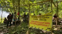 Warga yang mengklaim sebagai pemilik lahan kawasan Hutan Bowosie mengadang ekskavator yang akan digunakan untuk membuka akses jalan ke ekowisata yang akan dikelola Badan Pelaksana Otorita Labuan Bajo Flores (BPOLBF). (dok. BPOLBF)