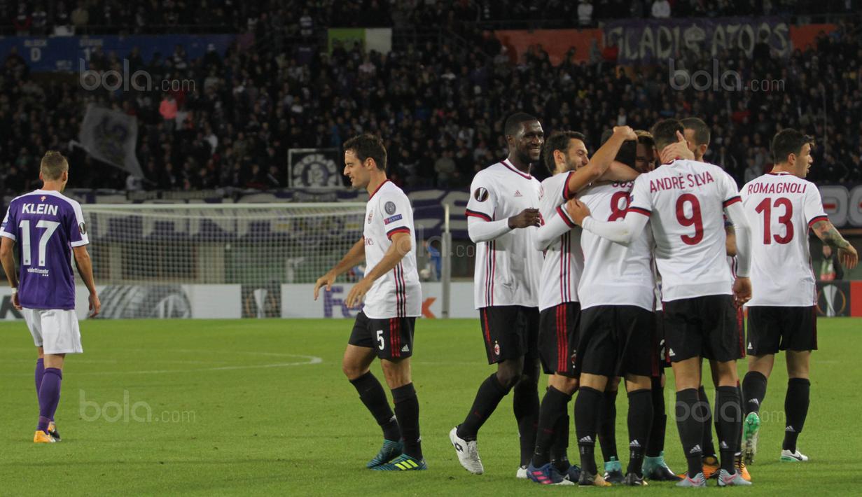 Para pemain AC Milan merayakan gol yang dicetak Andre Silva ke gawang Austria Wien pada laga Liga Europa di Stadion Stadion Ernst Happel, Wien, Kamis (14/9/2017). Wien kalah 1-5 dari Milan. (Bola.com/Reza Khomaini)