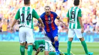 Reaksi bomber Barcelona, Lionel Messi, usai membobol gawang Real Betis, pada pertandingan La Liga 2016-17, di Stadion Camp Nou, Sabtu atau Minggu (21/8/2016) dini hari WIB. (AFP/Pau Barrena). 