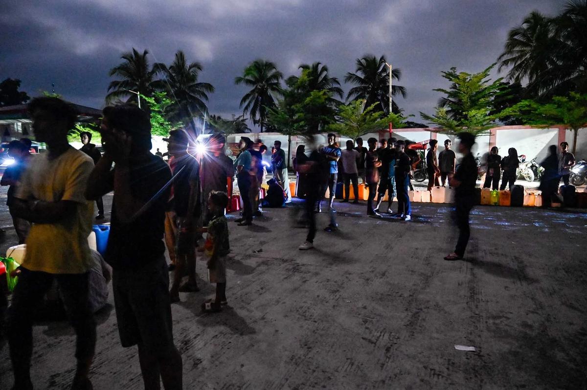 FOTO: Antrean Panjang BBM Warnai Pemulihan Pascabanjir di Sumut dan Aceh