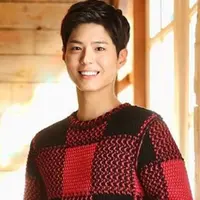Salah satunya adalah Song Joong Ki. Meskipun tergolong senior bagi Park Bo Gum, Joong Ki mengakui jika dirinya sangat mengagumi Park Bo Gum, lantaran jago akting dan sikap sopan santun yang dimilikinya. (Instagram/parkbOgum)