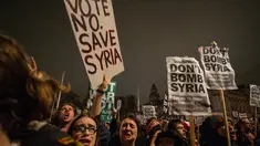 Pengunjuk rasa anti-perang mengelar aksi usai pemungutan pemerintah Inggris pada aksi militer terhadap Negara Islam (IS) Suriah di London (2/11). Parlemen Inggris menyetujui serangan udara terhadap kelompok ISIS di Suriah. (AFP PHOTO/CHRIS Ratcliffe)
