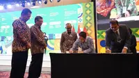 , PT Pertamina Geothermal Energy Tbk. (PGE) (IDX: PGEO) dan Chevron New Energies International (Chevron) menandatangani Joint Study Agreement (JSA) untuk menyelidiki potensi tambahan sumber daya panas bumi di beberapa daerah di Sumatera Selatan pada acara pembukaan “Indonesia EBTKE (Energi Baru Terbarukan dan Konservasi Energi) Conference and Exhibition 2023” pada Rabu, 12 Juli 2023 di Indonesia Convention Exhibition (ICE), BSD. 