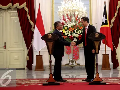 Presiden Jokowi (kanan) dan PM Timor Leste Rui Maria De Araujo berjabat tangan usai memberikan keterangan pers di Istana Merdeka, Jakarta, Rabu (26/8/2015). Pertemuan tersebut untuk meningkatkan kerjasama antar kedua negara. (Liputan6.com/Faizal Fanani)