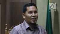 Terdakwa suap Dana Otonomi Khusus Aceh (DOKA) Bupati Bener Meriah nonaktif, Ahmadi usai menjalani sidang pembacaan tuntutan di Pengadilan Tipikor, Jakarta, Kamis (22/11). Ahmadi dituntut hukuman empat tahun penjara. (Liputan6.com/Helmi Fithriansyah)