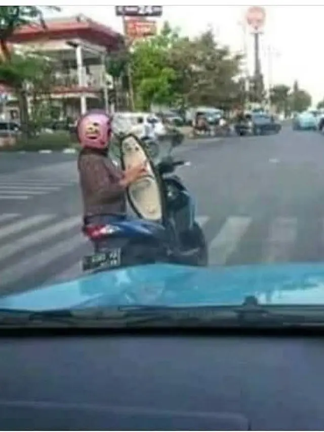 aksi pengendara motor di lampu merah (foto: Brilio)