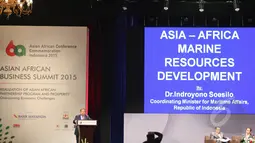 Indroyono Soesilo memperkenalkan strategi maritim Indonesia saat sesi Asian African Business Summit di JCC, Jakarta, Selasa (21/4/2015). Sesi tersebut mengangkat tema peran kemaritiman guna menjalin konektifitas Asia-Afrika (Liputan6.com/Herman Zakharia)