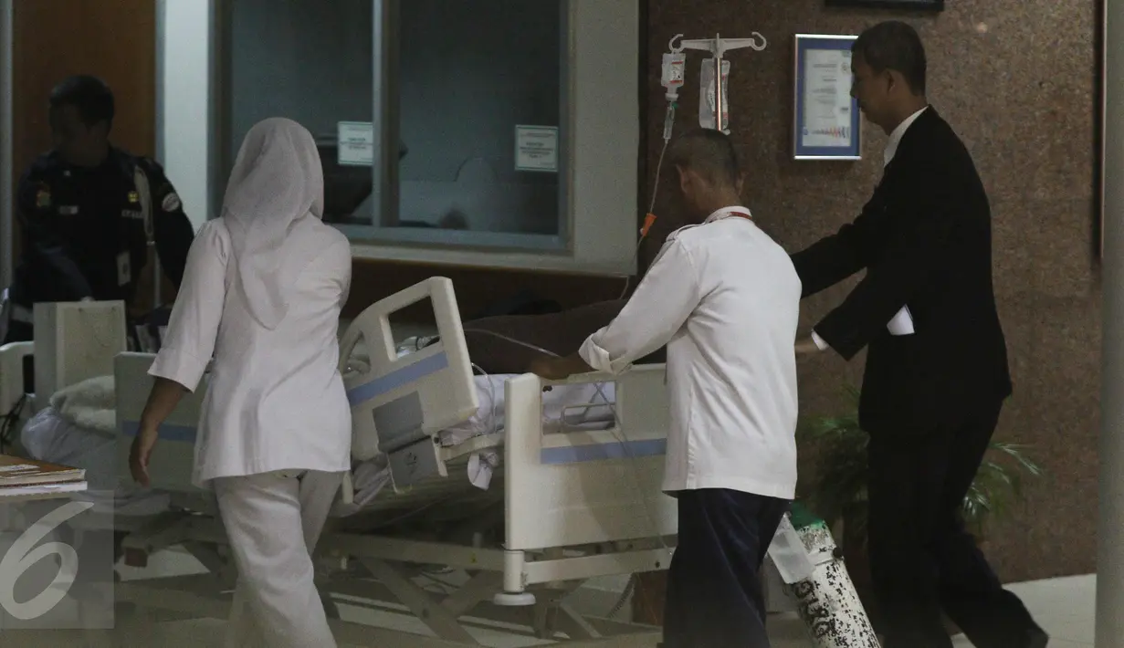 Julia Perez alias Jupe terbaring ditempat tidur rumah sakit usai menjalani cuci darah di RSCM, Jakarta (21/4). Saat dibawa alat-alat bantu pernapasan juga terlihat masih terpasang di tubuhnya. (Liputan6.com/Herman Zakharia)