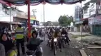Tenda sebuah hajatan terpaksa dibongkar petugas kepolisian karena didirikan di jalanan umum yang padat. 