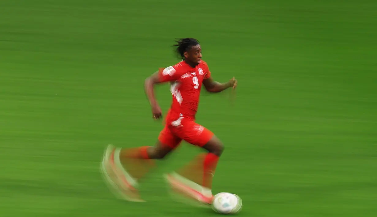 Pemain Swiss Johan Manzambi mengontrol bola selama pertandingan babak 32 besar Piala Dunia FIFA 2026 antara Swiss dan Aljazair di BC Place Vancouver, British Columbia, Kamis, (02/07/2026). (AFP/ Getty Images/ Fran Santiago)