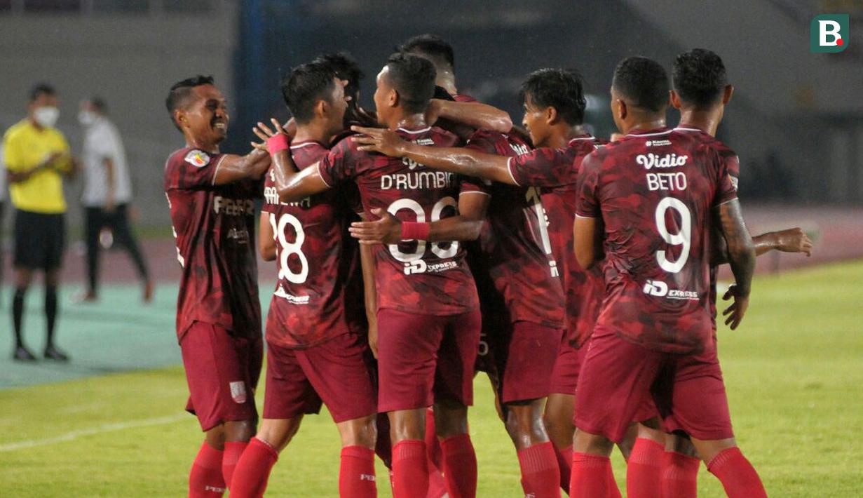 Sejumlah pemain Persis merayakan gol kedua timnya laga pembuka Liga 2 2021/2022 antara Persis Solo melawan PSG Pati di Stadion Manahan, Solo, Minggu (26/09/2021) malam WIB. Persis Solo menang 2-0. (Bola.com/Vincentius Atmaja)