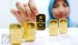 Pegawai menunjukan emas batangan di Jakarta, Senin (10/10). Di awal pekan ini, harga emas PT Aneka Tambang Tbk (ANTAM) tetap bertahan di Rp 599 ribu per gram. (Liputan6.com/Angga Yuniar)