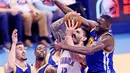 Pemain OKC Thunder, Steven Adams #12 mencoba melakukan tembakan saat dihadang para pemain Warriors  saat Final Wilayah Barat NBA Playoffs 2016 di Chesapeake Energy Arena, Oklahoma, (24/5/2016).  (Kevin Jairaj-USA TODAY Sports)