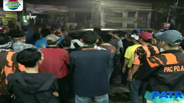 Dua kelompok warga terlibat bentrok di Pamulang, keributan diduga akibat rebutan lahan parkir disalah satu minimarket.