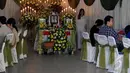 Suasana duka keluarga dan kerabat korban pesawat AirAsia QZ8501, Hendra Gunawan Syawal disemayamkan di rumah duka Adi Jasa, Surabaya, Minggu (4/1/2015). (Liputan6.com/Johan Tallo)