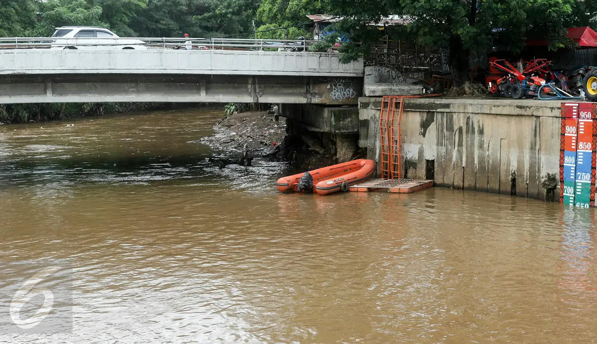 Kondisi aliran air yang melintasi Pintu Air Manggarai, Jakarta, Kamis (3/3). Gubernur DKI Basuki Tjahaja Purnama membuat keputusan untuk membuka sepanjang hari  Pintu Air Manggarai sebagai bentuk penanganan banjir di Ibu Kota. (Liputan6.com/Yoppy Renato)