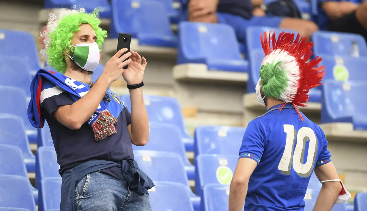 Suporter timnas Italia berfoto sebelum dimulainya laga Grup A Euro 2020 antara Italia dan Swiss di stadion Olimpiade di Roma, Rabu (16/6/2021). Dalam laga tersebut, Timnas Italia menghajar Swiss dengan skor 3-0. (Ettore Ferrari, Pool via AP)
