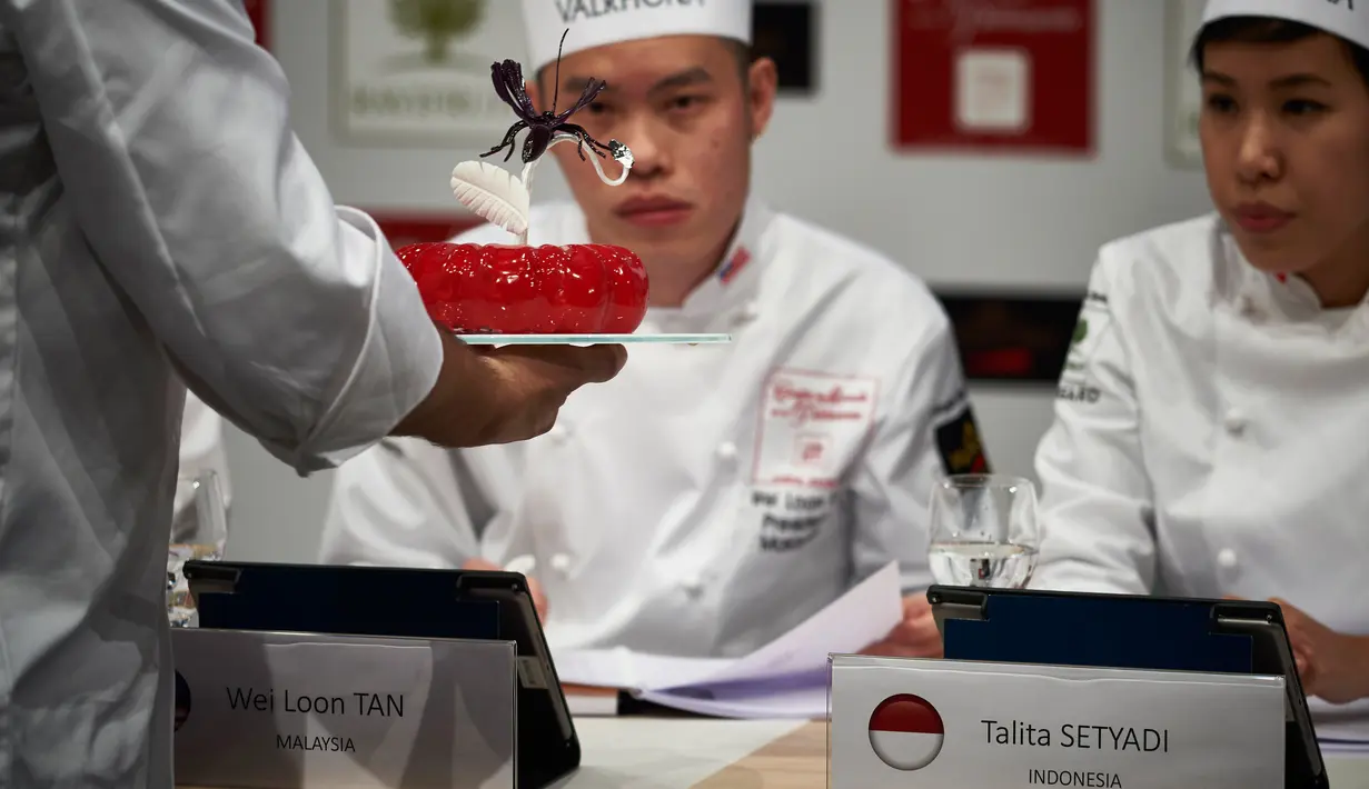 Kue buatan salah satu peserta yang ditampilkan saat final Pastries World Cup 2017 di Lyon, Prancis (22/1). Dalam kompetisi ini setiap tim akan menghabiskan 10 jam untuk menghasilkan masing-masing satu karya. (AFP/Jean Philippe)