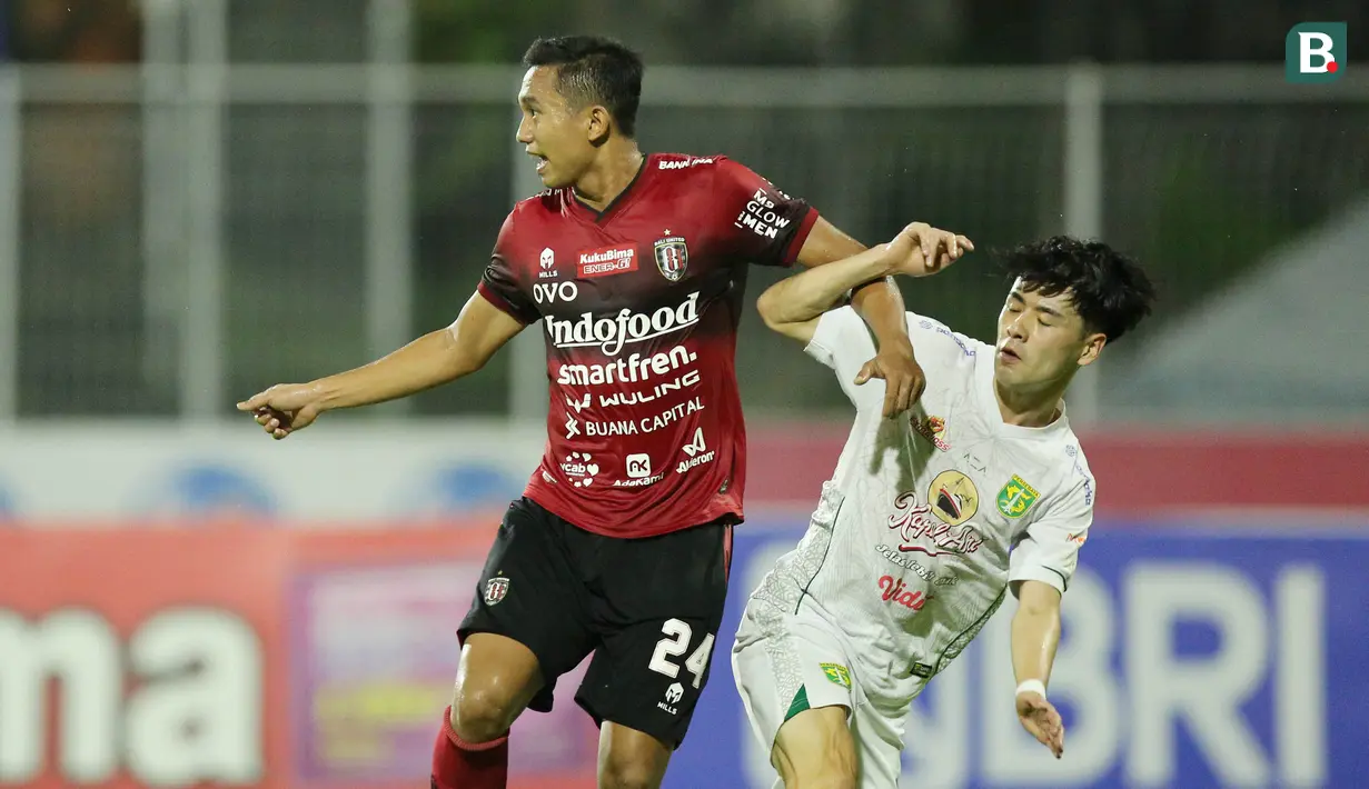 Bek kiri Bali United ini tampil mengesankan saat bertahan maupun membantu serangan. Meski berposisi sebagai pemain bertahan namun Ricky Fajrin mampu melesakkan dua gol dan lima assist dari 31 pertandingan di BRI Liga 1 musim ini. (Bola.com/M Iqbal Ichsan)