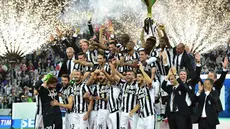 Seluruh pemain Juventus merayakan keberhasilan tim mereka meraih Scudetto di muim ini (AFP PHOTO / GIUSEPPE CACACE)