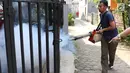 Warga melakukan pengasapan atau fogging di kawasan Kukusan, Depok, Jawa Barat, Senin (3/9). Pengasapan dilakukan guna mengurangi risiko penyakit demam berdarah akibat gigitan nyamuk aedes aegypti. (Liputan6.com/Immanuel Antonius)