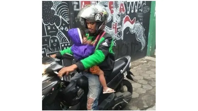 Potret Driver Ojek Online Bawa Anak Saat Bekerja Ini Bikin Haru