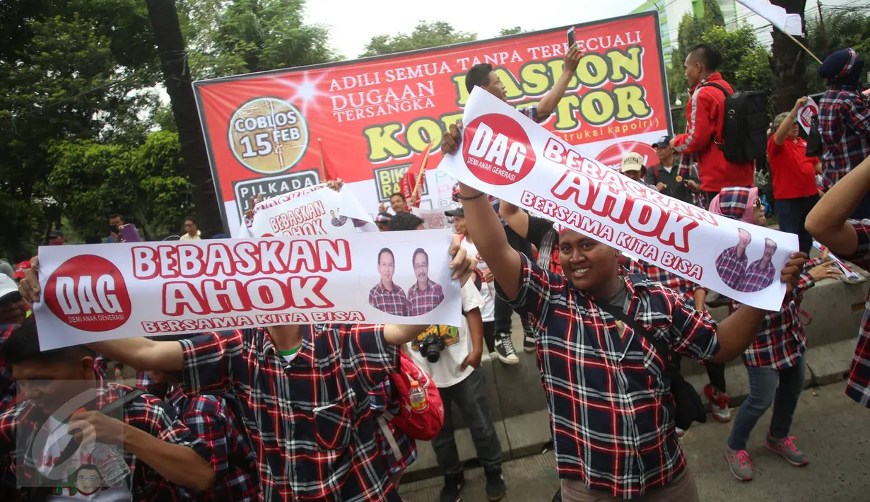 Massa pendukung Basuki Tjahaja Purnama (Ahok) asyik berjoget sambil membentangkan spanduk saat berlangsungnya sidang kasus dugaan penistaan agama di depan Gedung Kementerian Pertanian (Kementan), Jakarta, Selasa (31/1). (Liputan6.com/Immanuel Antonius)