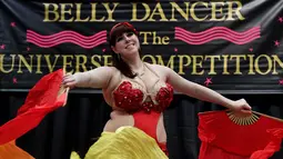 Loliana beraksi di kategori Open Dance dalam Kejuaraan Tari Perut Dunia di California, AS, Minggu (19/2). Peserta dari seluruh dunia bersaing dalam kompetisi yang digelar tahunan tersebut dalam enam kategori yang berbeda. (AFP PHOTO/MARK RALSTON)