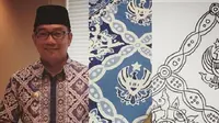 Gubernur Jawa Barat mempromosikan batik hasil desainnya sendiri yang dibuat saat sedang iseng. (dok. Instagram @ridwankamil/Dinny Mutiah)